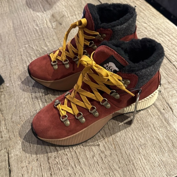 Sorel Out N About Conquest III Waterproof Boots. - Picture 2 of 7